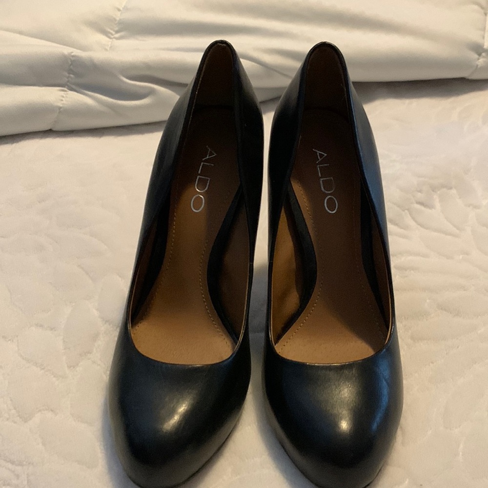 Black leather Aldo heels